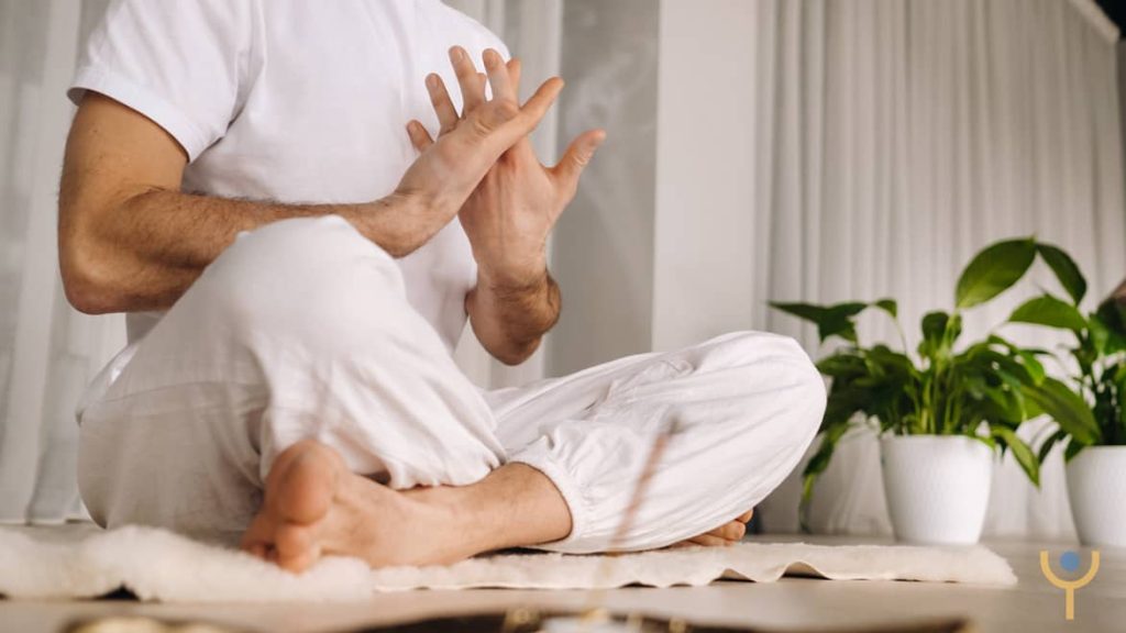 Hombre practicando Kundalini Yoga​