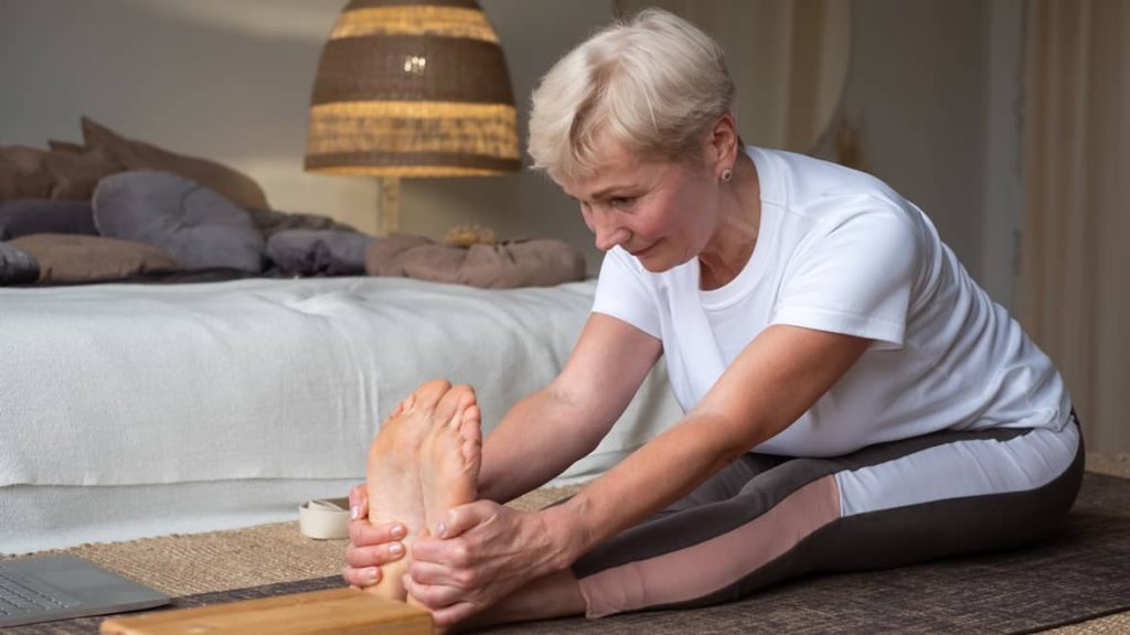 Mujer mayor practicando yin yoga